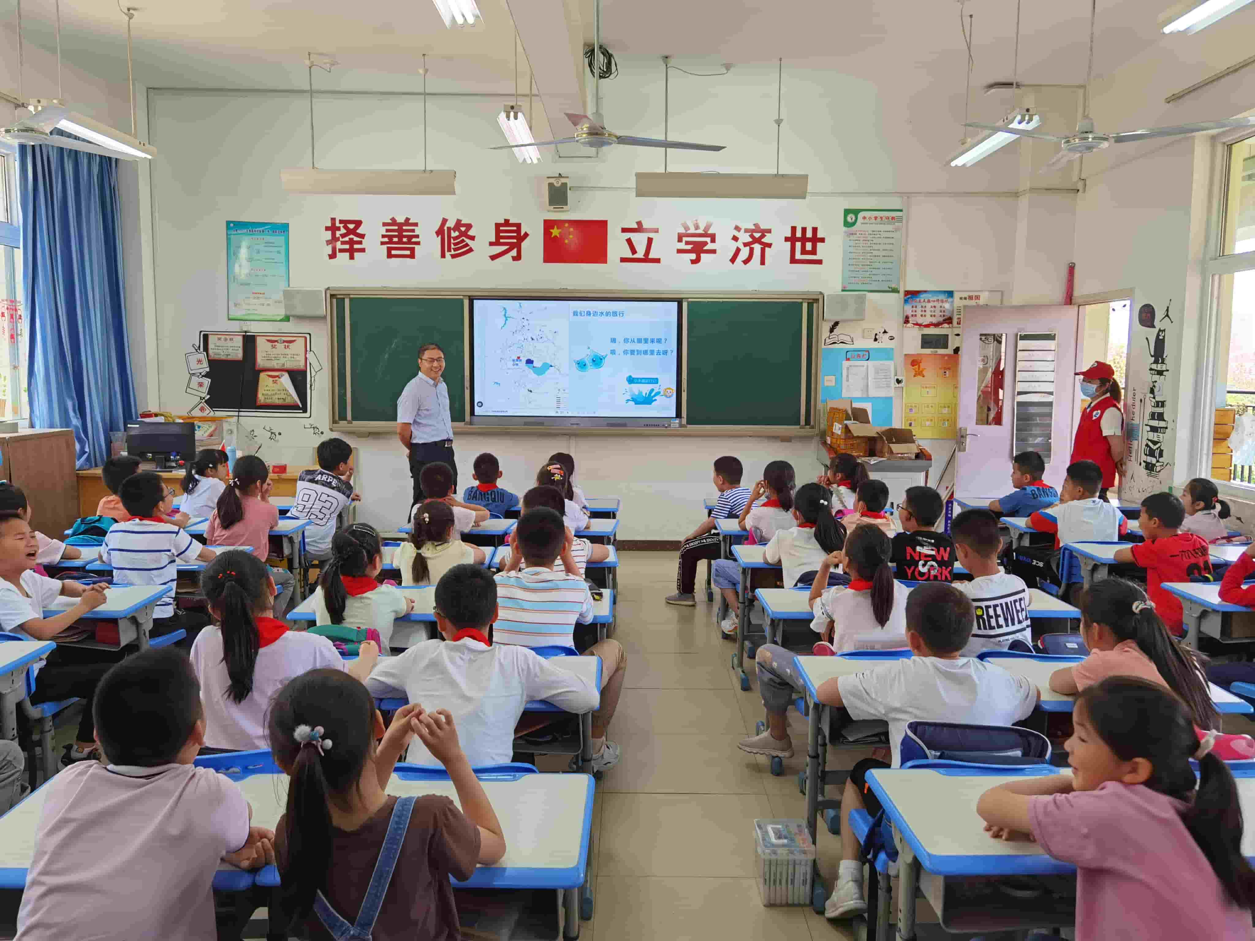 2021年6月4日，東華科技志愿團(tuán)隊(duì)槍王一六八玫瑰園小學(xué)開(kāi)展“青春志愿行，環(huán)保進(jìn)課堂”活動(dòng)（2）