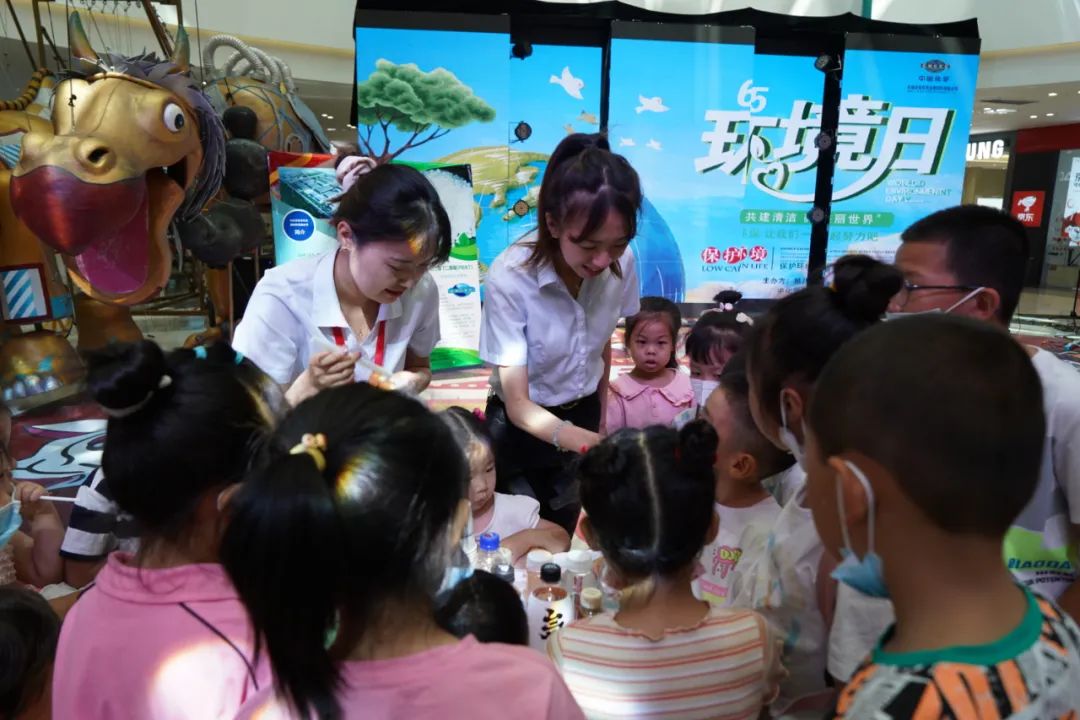 2022年6月3日，東華科技所屬東華天業(yè)公司聯(lián)合新疆建設(shè)兵團(tuán)第八師石河子市生態(tài)環(huán)境局在新疆萬(wàn)達(dá)商場(chǎng)舉辦“共建清潔美麗世界”六五環(huán)境日公益宣傳活動(dòng)