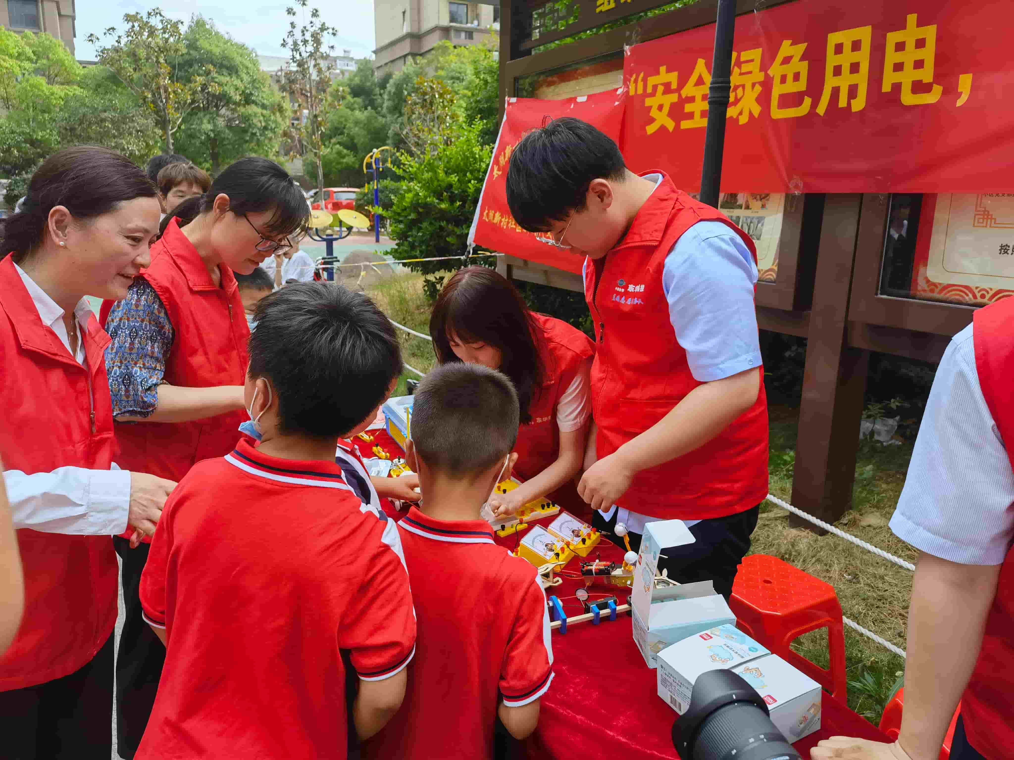 2021年6月21日，藍(lán)鴿志愿服務(wù)隊(duì)前往社區(qū)開展“安全用電，安全你我”志愿活動(dòng)（1）