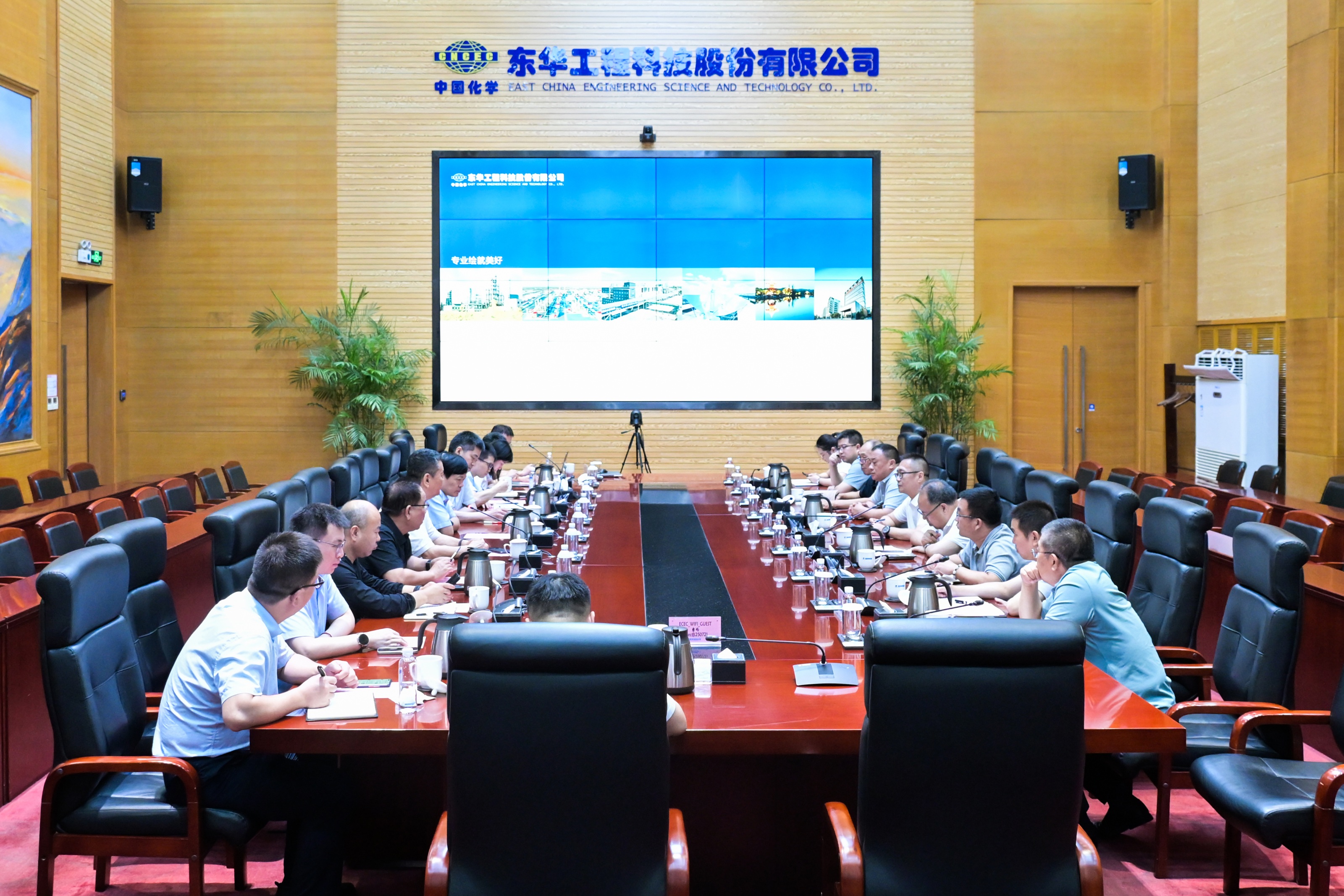 李立新會(huì)見新業(yè)集團(tuán)董事會(huì)秘書，沃疆化學(xué)公司黨委書記、董事長、總經(jīng)理劉根康